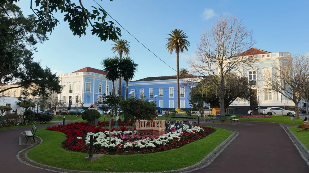 O Jardim Padre Sena Freitas em Ponta Delgada apresenta canteiros de flores vibrantes e caminhos bem cuidados.