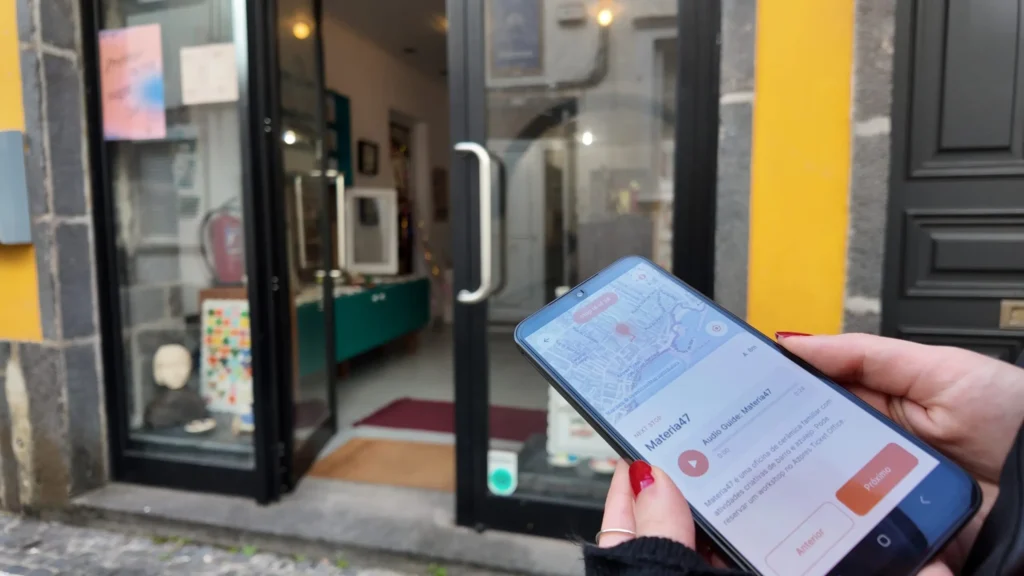 Turista a utilizar a nossa Aplicação Azores Self Guided